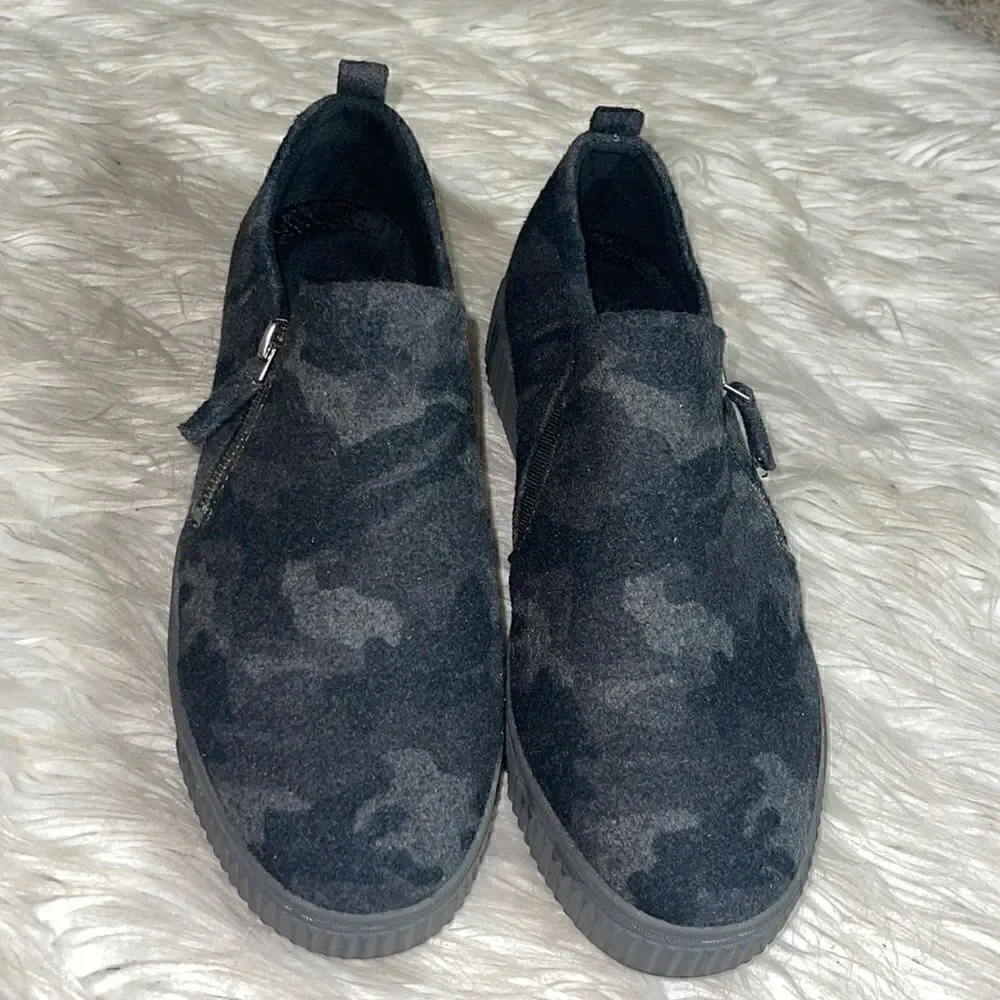 Soul Naturalizer Sneakers Womens size 8.5 W Turner slip on faux fur camo Winter‎